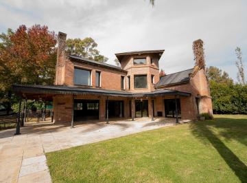 Casa · 370m² · 7 Ambientes · 2 Cocheras · Casa en Venta en Barrio San Facundo S/ Lote y 1/2
