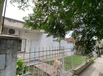 Casa · 80m² · 4 Ambientes · 1 Cochera · Casa 3 Dorm. en Barrio Los Almendros