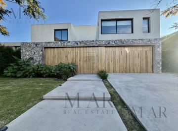 Casa · 500m² · 8 Ambientes · 2 Cocheras · Casa en Venta con Salida a La Laguna. Barrio El Golf Nordelta