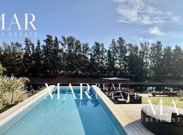 Casa · 500m² · 8 Ambientes · 2 Cocheras · Casa en Venta con Salida a La Laguna. Barrio El Golf Nordelta