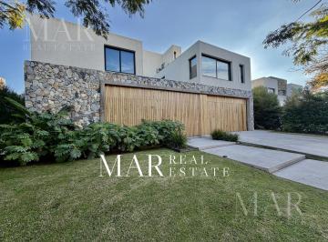 Casa · 500m² · 8 Ambientes · 2 Cocheras · Casa en Venta con Salida a La Laguna. Barrio El Golf Nordelta