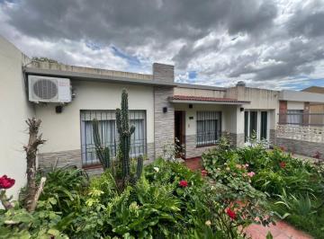 Casa · 142m² · 7 Ambientes · 1 Cochera · Se Vende Casa 2 Dorm - Zona Esc. Dante Alighieri