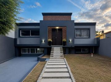 Casa · 235m² · 7 Ambientes · 1 Cochera · Casa en Venta en Pleno Centro de Presidente Derqui