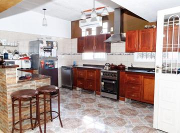 Casa de 4 ambientes, Lomas de Zamora · Venta Casa 4 Ambientes. Temperley con Cochera Doble, Quincho y Terraza – Apto Crédito