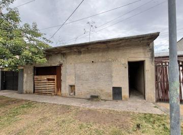 Casa · 84m² · 3 Ambientes · 2 Cocheras · Lote en Venta con Construcción en Hurlingham