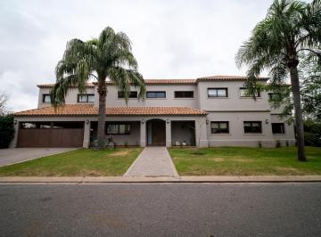 Casa · 374m² · 8 Ambientes · 2 Cocheras · Casa en Venta en Funes