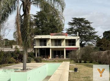 Casa · 400m² · 6 Ambientes · 2 Cocheras · Casa en Venta - 4 Dorm. 3 Baños - Cochera - 1608 m² - Villa Elisa