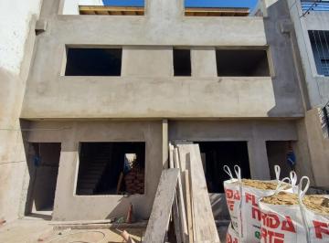 Casa · 133m² · 5 Ambientes · 1 Cochera · Casa en Florida Mitre/este