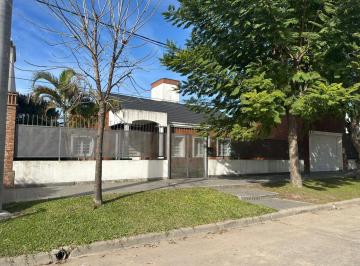 Casa · 208m² · 6 Ambientes · 2 Cocheras · Casa de Categoría en Avellaneda