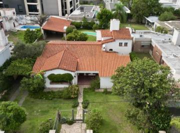 Casa · 322m² · 5 Ambientes · Casa en Venta en Cerro de Las Rosas 822 m de Terreno, Pileta, 4 Dorm. y Excelente Ubicación