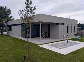 Casa · 200m² · 4 Ambientes · 4 Cocheras · Casa en Rumencó Joven