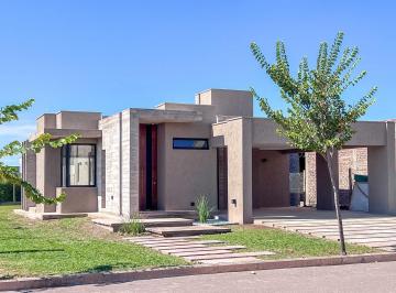 Casa · 211m² · 5 Ambientes · 2 Cocheras · Casa en Lujan de Cuyo
