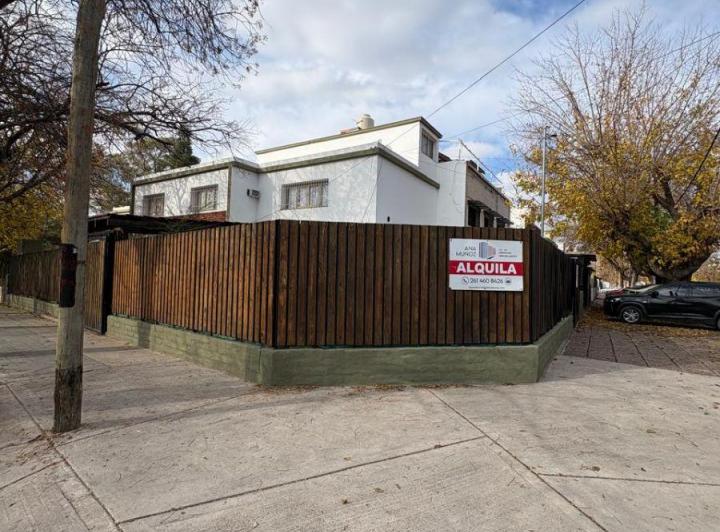 Casa · 90m² · 5 Ambientes · 2 Cocheras