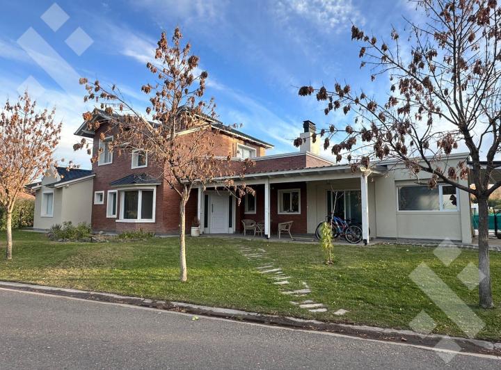 Casa · 210m² · 5 Ambientes · 2 Cocheras