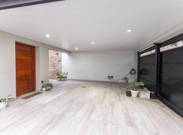 Casa · 142m² · 4 Ambientes · 2 Cocheras · Casa a La Venta de 3 Dorm. en Candioti Norte