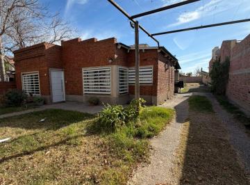Casa de 5 ambientes, Centenario · Casa en Venta - Centenario - Casco Viejo