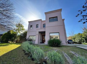 Casa · 215m² · 6 Ambientes · 3 Cocheras · Muy Linda Casa en B°cdo Bella Vista Chico, Bella Vista