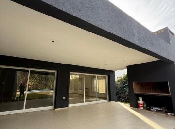 Casa · 280m² · 7 Ambientes · Casa de 4 Dorm. con Pileta – Apta Crédito y Excelente Estado