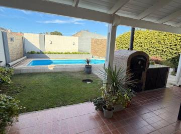 Casa de 5 ambientes, Bahía Blanca · Casa con 3 Dorm. y Pileta en Venta en Barrio Polo