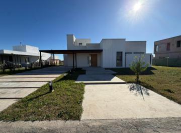 Casa · 201m² · 5 Ambientes · 2 Cocheras · Casa a Estrenar en San Sebastian con Piscina