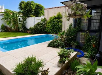 Casa · 103m² · 3 Ambientes · 1 Cochera · Venta Casa 3 Ambs. Piscina. Fondo Libre. Cochera