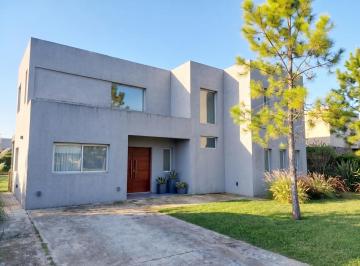 Casa · 230m² · 6 Ambientes · 4 Cocheras · Alquiler Casa Amueblada Bº San Matías, Escobar