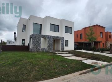 Casa · 230m² · 6 Ambientes · Casa a Estrenar en Laguna Grande, con Pileta y Vista Al Agua — Villanueva