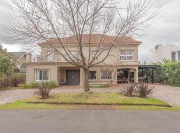 Casa · 350m² · 9 Ambientes · 6 Cocheras · 5 Dorm., Escritorio, Playroom y Servicio. Lote Interno.