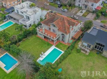 Casa · 350m² · 8 Ambientes · 2 Cocheras · 5 Dorm., Escritorio y Playroom. Lote Interno.