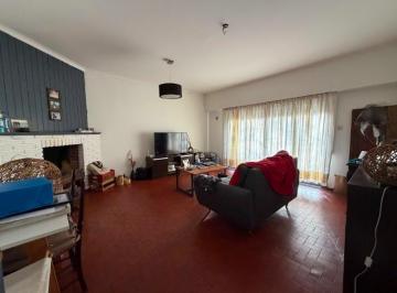 Casa · 140m² · 3 Ambientes · 4 Cocheras · Casa en Venta 3 Amb. Gran Lote Hurlingham Apto Credito