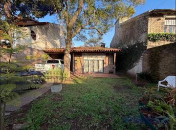 Casa · 140m² · 3 Ambientes · 4 Cocheras · Casa en Venta 3 Amb. Gran Lote Hurlingham Apto Credito