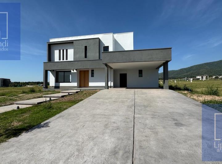 Casa · 300m² · 4 Ambientes · 2 Cocheras