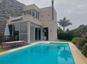 Casa · 207m² · 6 Ambientes · 2 Cocheras · Casa Moderna en Ayres Plaza