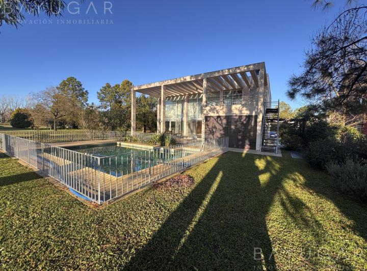 Casa · 290m² · 5 Ambientes · 4 Cocheras