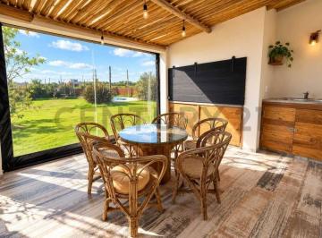 Quinta vacacional · 116m² · 4 Ambientes · 4 Cocheras · Casas en Venta en La Plata, 3 Dorm. con Pileta, Barrio Perimetrado.