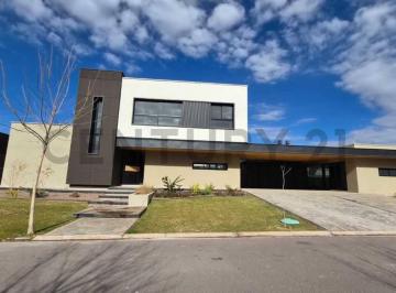 Casa · 217m² · 6 Ambientes · 3 Cocheras · Century 21 Lucio Barroso Vende Casa
