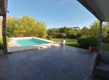 Casa · 300m² · 6 Ambientes · Casa 4 Dorm. con Jardín y Piscina en Rumencó