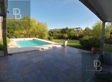 Casa · 300m² · 6 Ambientes · Casa 4 Dorm. con Jardín y Piscina en Rumencó