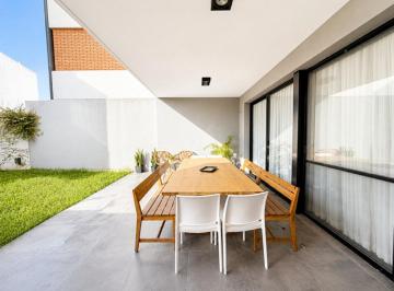 Casa · 170m² · 4 Ambientes · 2 Cocheras · Alquiler Duplex Amoblado Green Ville 2 de 3 Dorm.