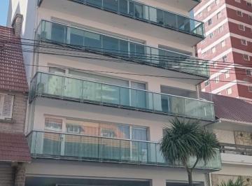 Departamento · 120m² · 4 Ambientes · 1 Cochera · Piso en Alquiler en Playa Grande a m del Mar
