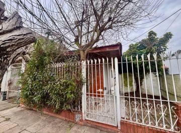 PH de 3 ambientes, Lomas de Zamora · Oportunidad - PH Al Frente a Reciclar 3 Ambientes Amplio