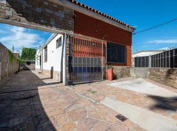 Casa · 105m² · 5 Ambientes · 5 Cocheras · Venta Casa La Blanqueada 3 Dorm 2 Baños Parrillero