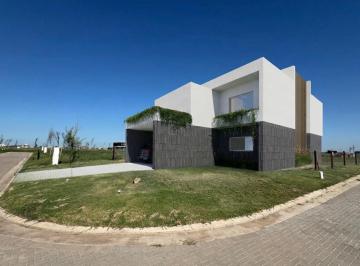 Casa · 224m² · 6 Ambientes · 2 Cocheras · Venta - Casa 3 Dorm. en Barrio Privado - Funes Lakes.