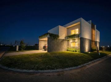 Casa · 224m² · 6 Ambientes · 2 Cocheras · Venta - Casa 3 Dorm. en Barrio Privado - Funes Lakes.