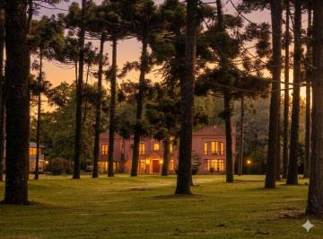 Casa · 700m² · 5 Dormitorios · 2 Cocheras · Casa en Abril Club de Campo