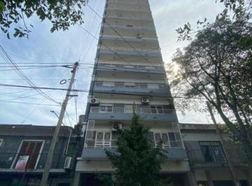 Departamento de 2 ambientes, Avellaneda · Departamento de 2 Ambientes Amplios en Wilde Centro (Excelente Ubicacion).