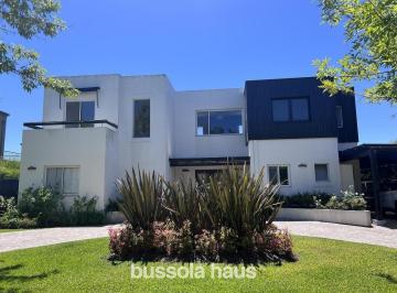 Casa · 263m² · 6 Ambientes · Casa en Venta 4 Dorm. Lote Interno en San Isidro Labrador