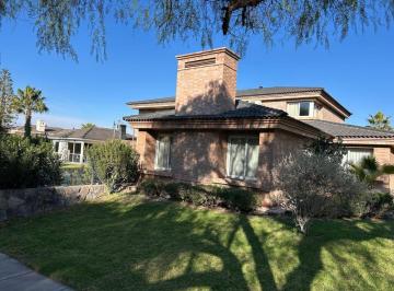 Casa de 6 ambientes, Ciudad de Mendoza · Casa B° Dalvian, 5 Dorm, 5 Baños, Jardín, Quincho, Piscina, Cochera, Crédito