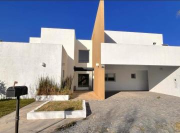 Casa · 300m² · 8 Ambientes · 2 Cocheras · Casa Moderna en Abril Club de Campo