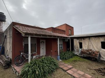 Casa · 90m² · 4 Ambientes · 1 Cochera · Casa a La Venta en Calle Libertad